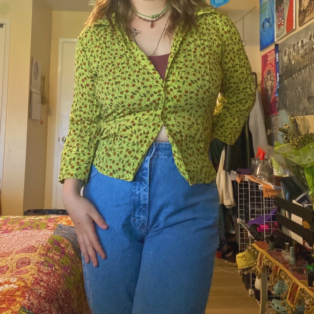 green button up blouse with delicate floral design! 💟🪩